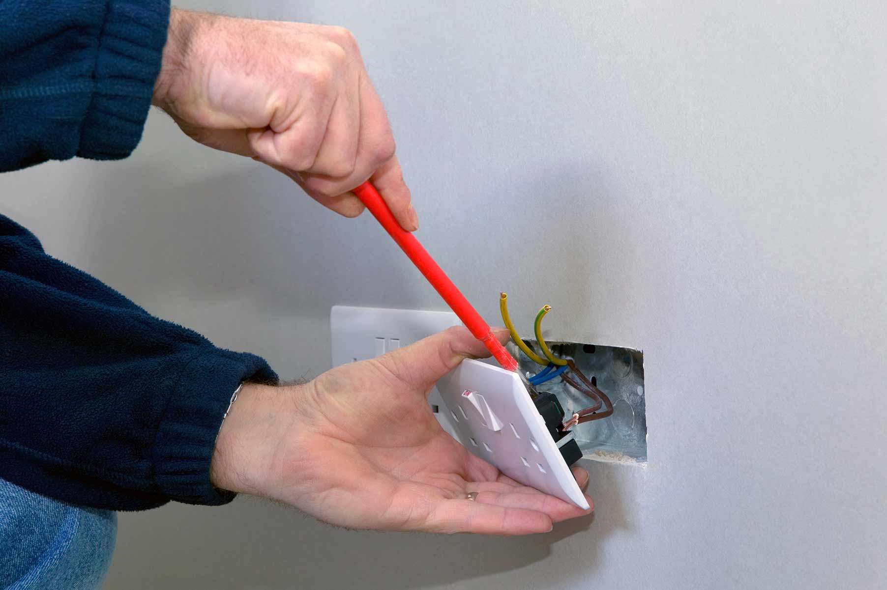 Our electricians can install plug sockets for domestic and commercial proeprties in Edinburgh and the local area. 